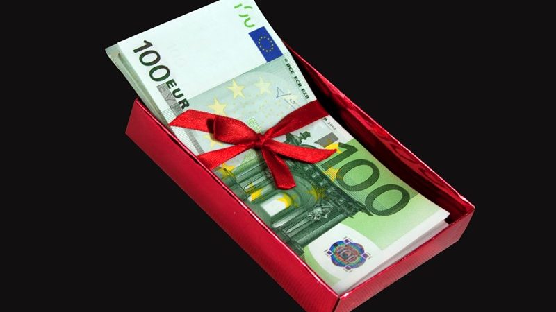 Schenking in 2024? Aangifte schenkbelasting voor 1 maart  