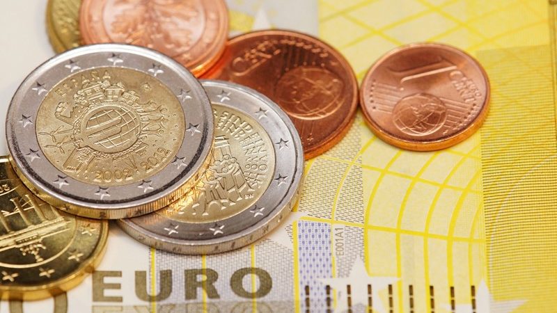 Mag de Belastingdienst aanmaningskosten in rekening brengen aan een buitenlands belastingplichtige?  