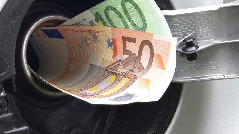 Vanaf 2027 extra belasting op fossiele brandstofauto van de zaak  